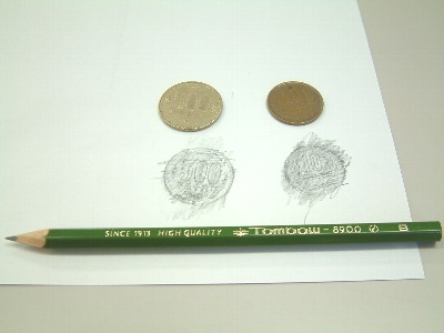 説明用コインと紙と鉛筆3
